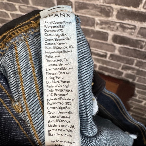 SPANX Denim Shorts Dark Wash Stretchy Pull‎ On pockets - Picture 9 of 10